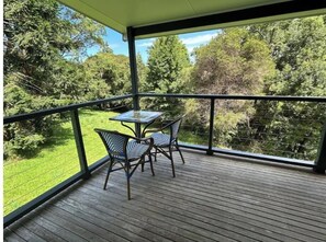 Outdoor dining - North Bank Cottage (Gleniffer)
