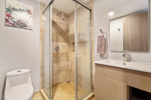 Dusche, Haartrockner, Handtücher, Seife