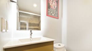 A bathroom with a white sink, a mirror, and a toilet. - Napoles Elegance · A pasos de WTC (Ciudad de México)