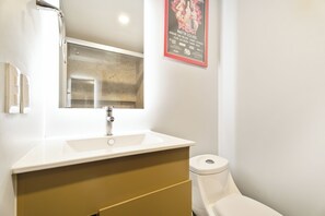 A bathroom with a white sink, a mirror, and a toilet. - Napoles Elegance · A pasos de WTC (Ciudad de México)