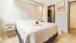 A bedroom with a bed, bedside table, and a small shelf. - Napoles Elegance · A pasos de WTC (Ciudad de México)
