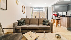 A modern living room with a sofa, a coffee table, and a book. - Napoles Elegance · A pasos de WTC (Ciudad de México)