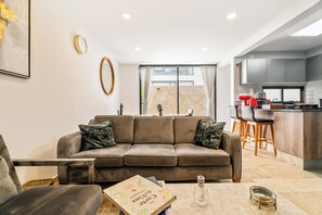 A modern living room with a sofa, a coffee table, and a book. - Napoles Elegance · A pasos de WTC (Ciudad de México)