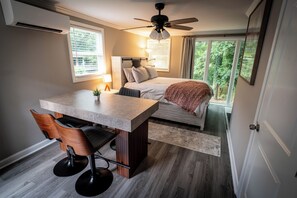 1 bedroom, iron/ironing board, WiFi, bed sheets - Studio Guesthouse with AC in charming Decatur (Decatur)