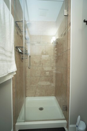 Shower, hair dryer, towels, soap - Studio Guesthouse with AC in charming Decatur (Decatur)