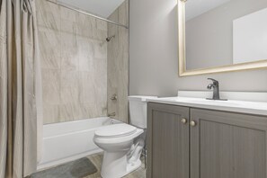 Bathroom - Charming 3-bedroom for nurses, families and professionals (Aurora)