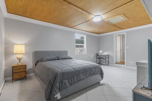 Room - Charming 3-bedroom for nurses, families and professionals (Aurora)