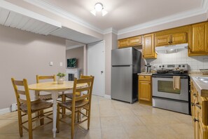Private kitchen - Charming 3-bedroom for nurses, families and professionals (Aurora)