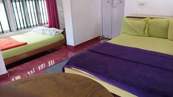 Iron/ironing board, WiFi (free), bed sheets