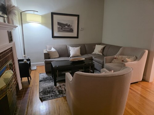 Getaway Retreat in the Heart of Parkville! ! !