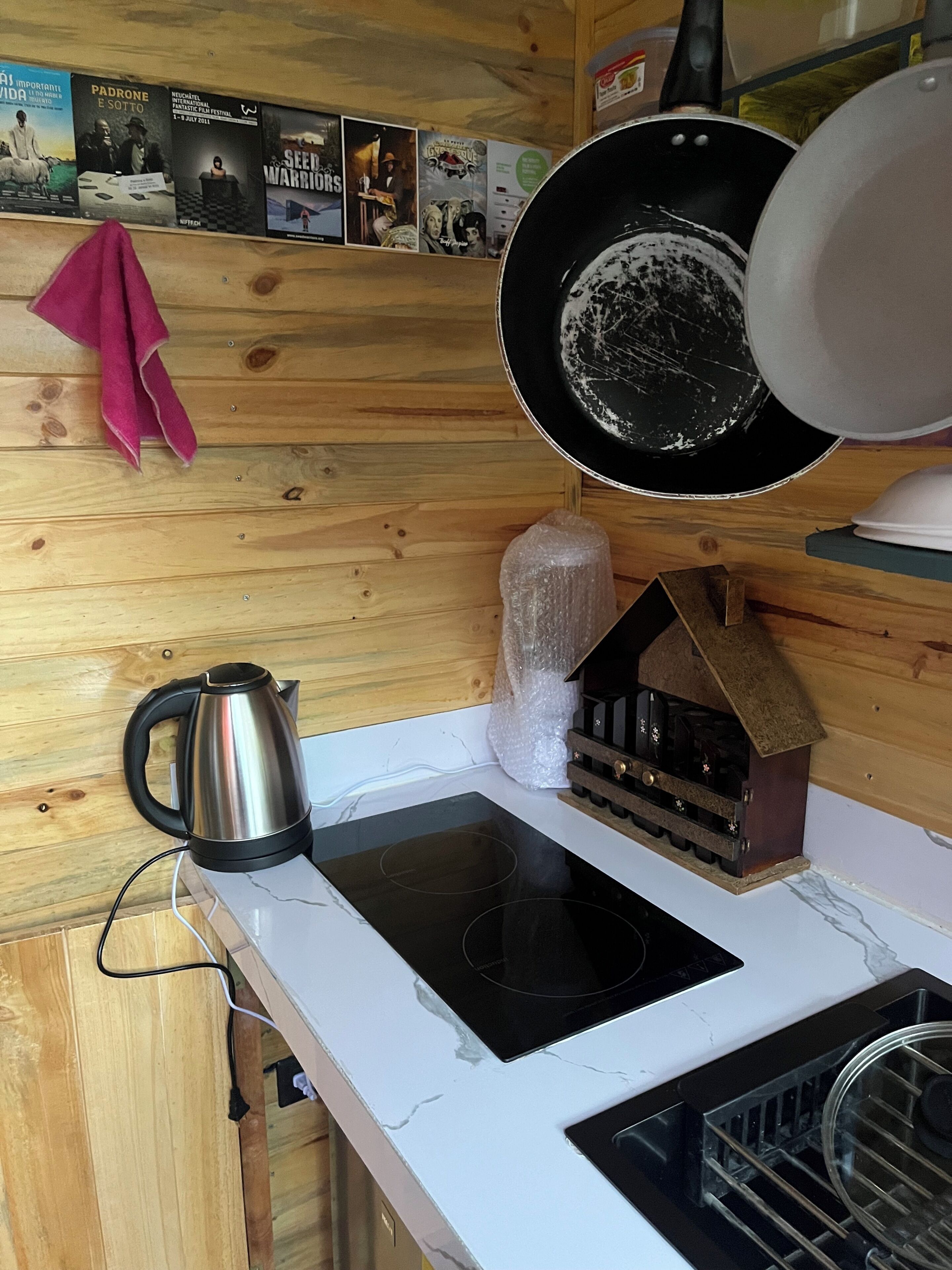 Refrigerador, parrilla de estufa y tetera eléctrica 