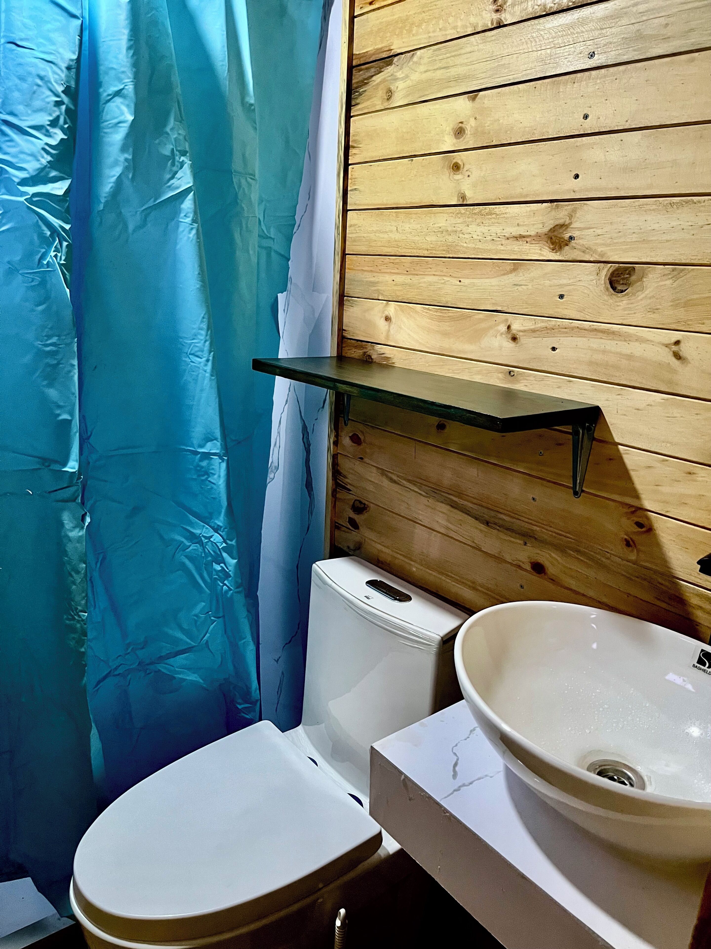 Toallas, jabón, papel de baño 