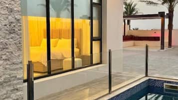 Chalet, balcón, vista al desierto | Alberca | Alberca techada
