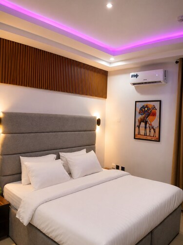 Royal vantage hotel and suites 