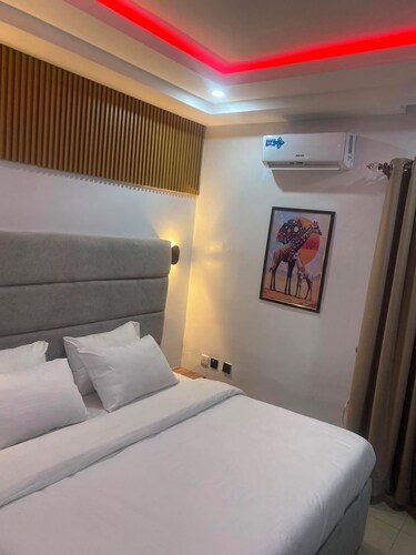 Royal vantage hotel and suites 