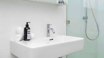 Shower, hair dryer, towels, shampoo