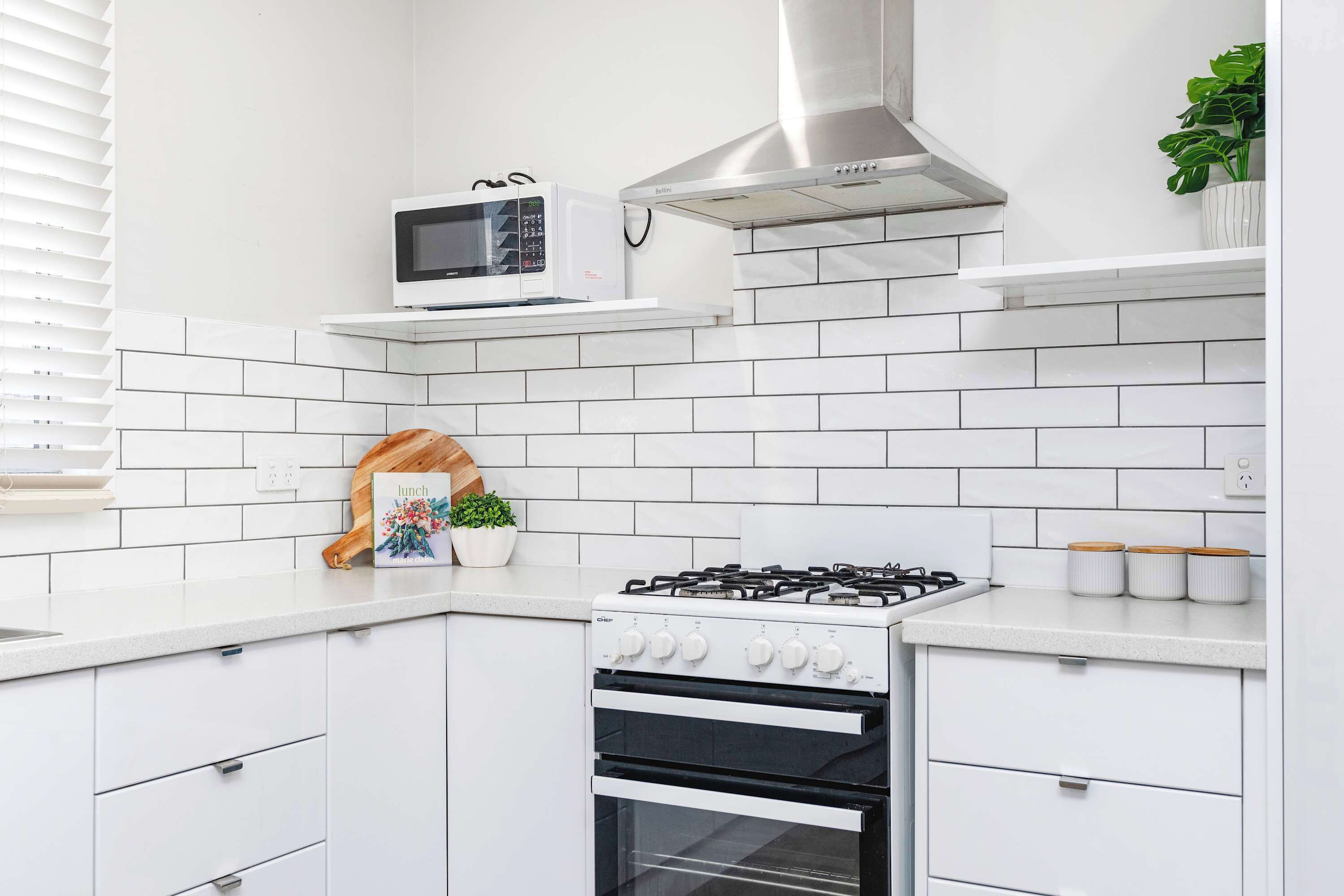 Een koelkast, een microgolfoven, een oven, een kookplaat