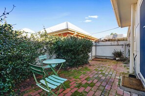 Outdoor dining - Townhouse 106 | Walk to CBD, Near Esplanade (Wagga Wagga)