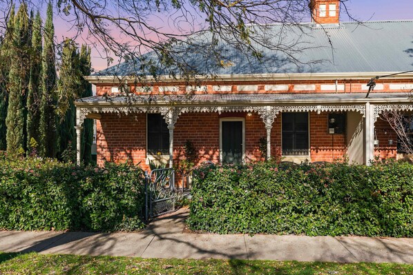 Exterior - Townhouse 106 | Walk to CBD, Near Esplanade (Wagga Wagga)