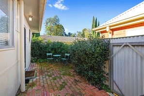 Outdoor dining - Townhouse 106 | Walk to CBD, Near Esplanade (Wagga Wagga)