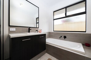 Bathroom - WestPort Dwyer Premium Stay (Gosnells)