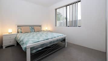 Iron/ironing board, internet, bed sheets