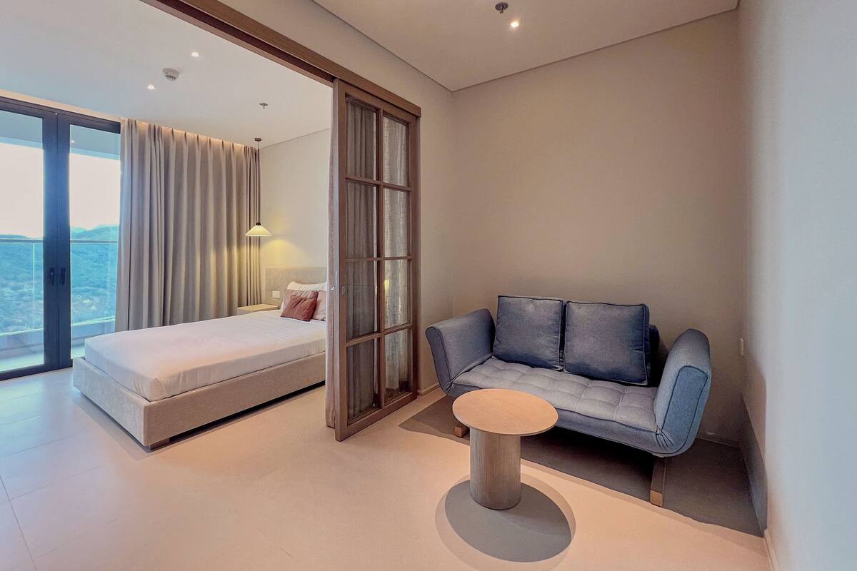 Apartament Deluxe, balcó, vistes a l'oceà | Bany | Assecador de cabells, sabatilles, tovalloles i sabó 