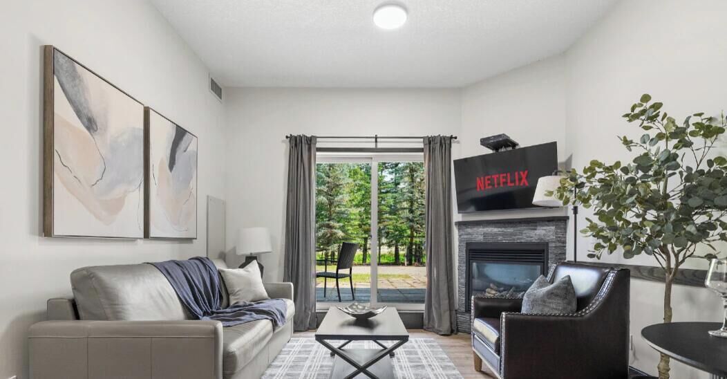 Smart TV, fireplace