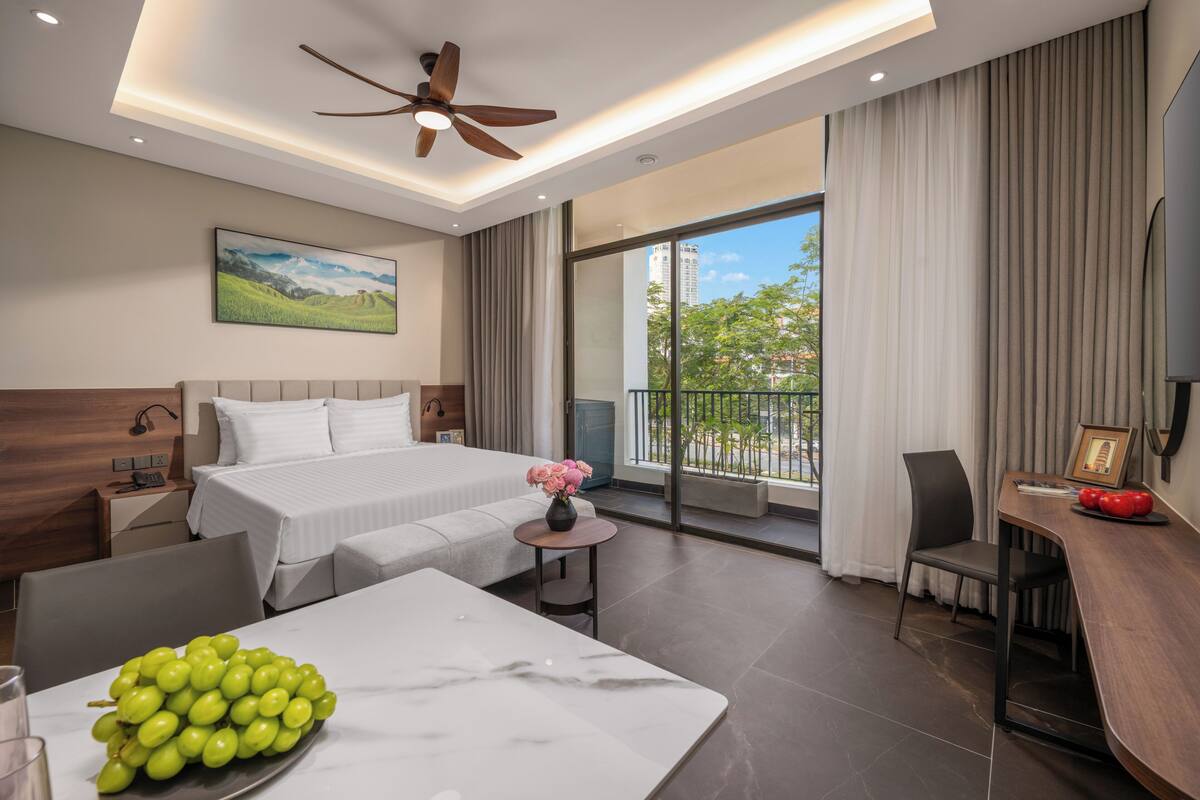Egyptian cotton sheets, premium bedding, desk, laptop workspace