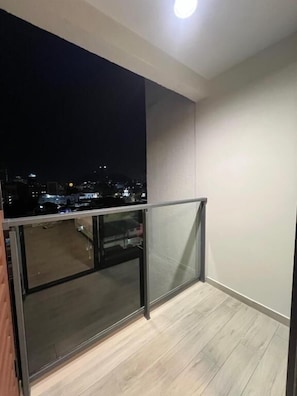 Apartemen, balkon, pemandangan kota | Halaman properti