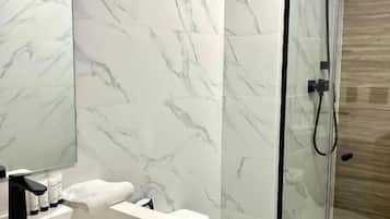 Appartement, balcon, vue ville | Salle de bain | Douche, articles de toilette gratuits, sèche-cheveux, chaussons