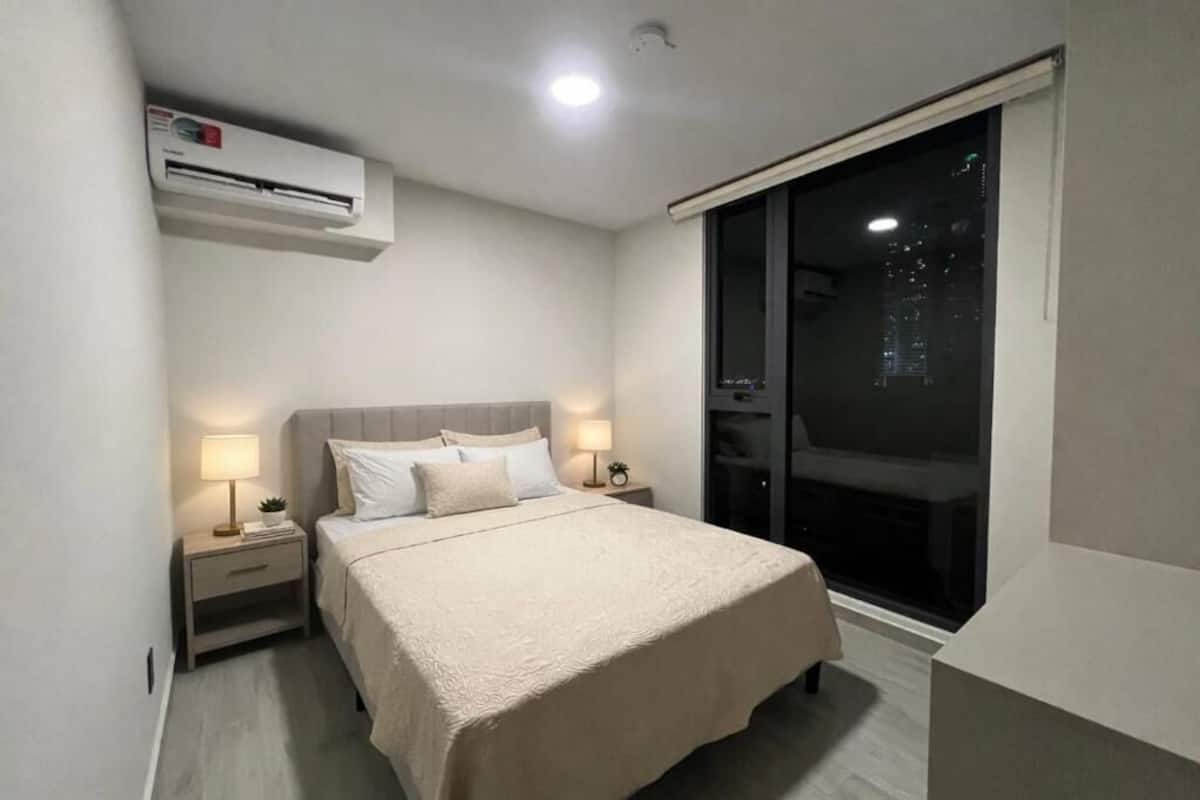 Apartemen, balkon, pemandangan kota | Tempat tidur bayi gratis, Wi-Fi gratis, dan seprai linen