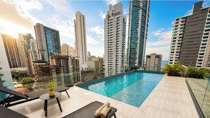 Outdoor pool - Bella Vista Luxury Apartments Pool & Gym (Panamá)