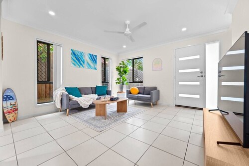 Family Stay |Central Air-Con| Parking| Near Shops