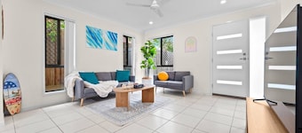 Family Stay |Central Air-Con| Parking| Near Shops