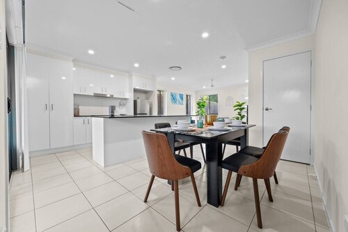 Family Stay |Central Air-Con| Parking| Near Shops