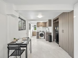Refrigerador, microondas, parrilla de estufa y tostadora 
