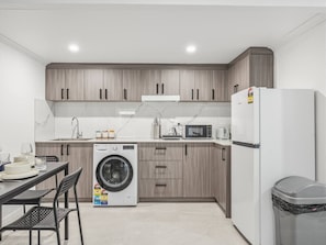 Refrigerador, microondas, parrilla de estufa y tostadora 