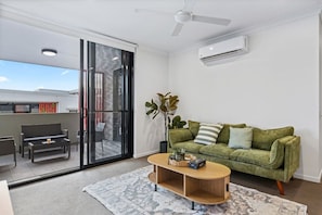 TV - Modern Family Apartment|2 Parking | Near Sunnybank (Coopers Plains)
