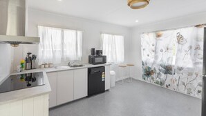 Una cucina moderna dotata di lavastoviglie, forno a microonde e lavello.