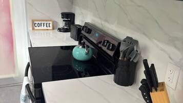 Cafetière-théière, réfrigérateur, four à micro-ondes, un four