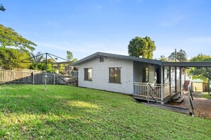 Exterior - Great Value 5BR Home | Near River & Great Location (Yeronga)