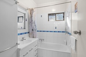 Hair dryer - Great Value 5BR Home | Near River & Great Location (Yeronga)