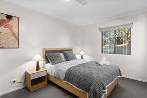 Iron/ironing board, travel cot, WiFi, bed sheets - Great Value 5BR Home | Near River & Great Location (Yeronga)