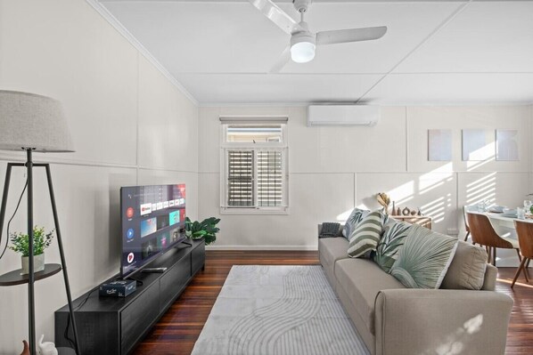 TV - Great Value 5BR Home | Near River & Great Location (Yeronga)