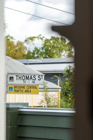 Ein Straßenschild für Thomas St. und ein Schild der Brisbane Central Verkehrszone.