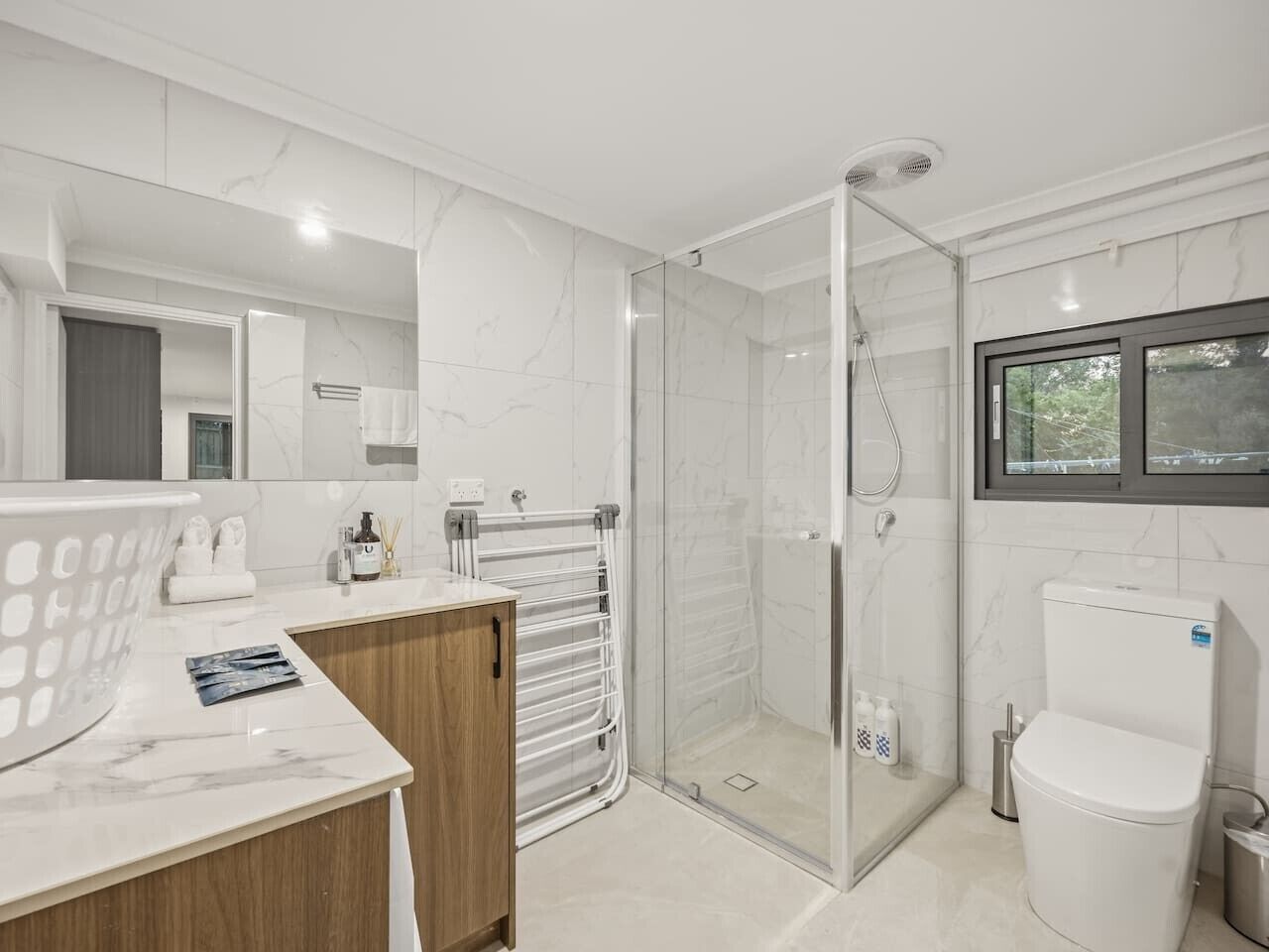 Un baño moderno con ducha, inodoro y tocador.