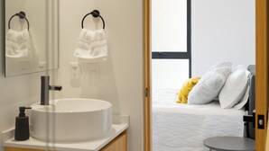 A modern bathroom with a round sink, towel rings, and a mirror. - Reforma Elegance · A Pasos del Monumento & Ángel (Ciudad de México)