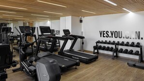 A gym with treadmills, ellipticals, and a wall with motivational text. - Reforma Elegance · A Pasos del Monumento & Ángel (Ciudad de México)