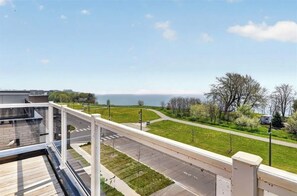 Property grounds - Luxury Waterfront Retreat | Walk to Beach | Sleeps 18 (Clarington)